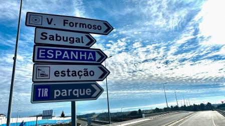 Salida de la Autovía A-25 portuguesa hacia la frontera hispanolusa de Fuentes de Oñoro y Vilar Formoso