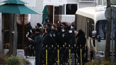 Agentes anticorrupción, ante la vivienda del presidente imputado Yoon Suk- yeol