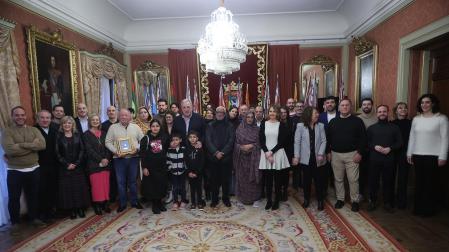 Foto de familia de la entidad galardonada, la Asociación de Amigas y Amigos del Sáhara, junto a miembros de la Corporación y del jurado