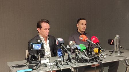 El agente David Carro (izquierda) y el jugador de baloncesto Thomas Heurtel (derecha) en la rueda de prensa en el Grand Hyatt de Barcelona para explicar el no fichaje por el Barça