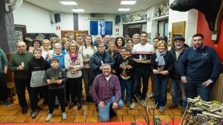 Premiados, participantes y organizadores posan juntos en la sede de la Peña La Teba