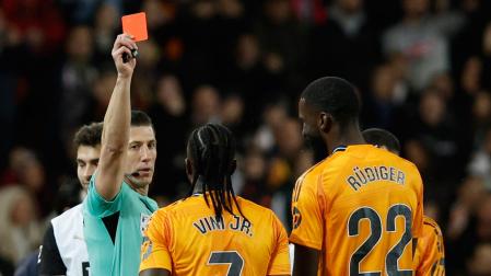 El colegiado Soto Grado muestra tarjeta roja al delantero brasileño del Real Madrid, Vinicius Junior (i)