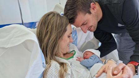 Ander Fernández, primer soriano de 2025, junto a sus padres
