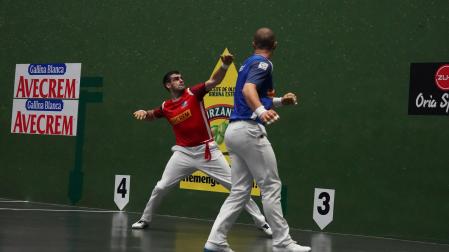 Joseba Ezkurdia dibuja una volea en presencia de Elordi durante el partido de este sábado