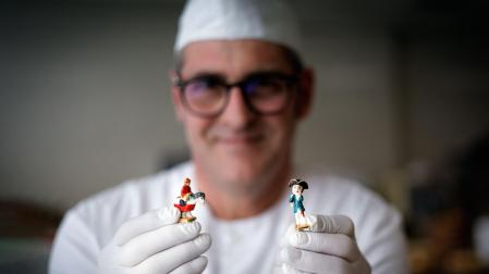 Juantxo Arrasate, jefe de pastelería, comenzó hace unos veinte años a introducir estas figuras relacionadas con los Sanfermines en los roscones de Reyes que hace que este dulce sea a la vez tan sanferminero y rico
