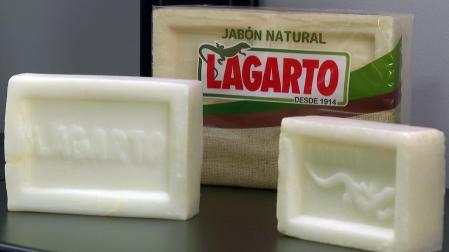 El origen del nombre está en los primeros trabajadores de la fábrica de San Sebastián, que no creían en las posibilidades de la maquinaria original para realizar el producto y clamaban '¡Lagarto!, ¡lagarto!' con desconfianza