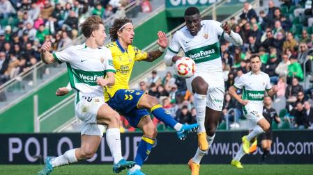 El delantero de Las Palmas Fabio Silva (2i) lucha por el balón con el defensa del Elche Bambo Diaby
