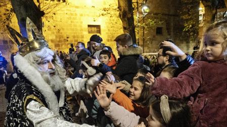 Fotos de la Cabalgata de los Reyes Magos 2025 en Estella.