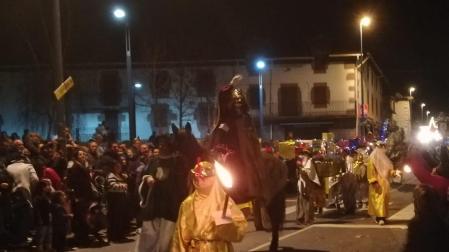 Instante del periplo real por las calles de Elizondo.
