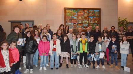 Participantes y premiados en el certamen posaron juntos tras la entrega de premios