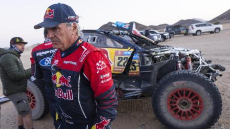 Carlos Sainz se queda fuera del Dakar