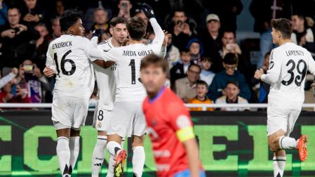 El centrocampista uruguayo del Real Madrid Fede Valverde (2i) celebra el primer gol ante de la Deportiva Minera durante el partido correspondiente a los dieciseisavos de final de la Copa del Rey