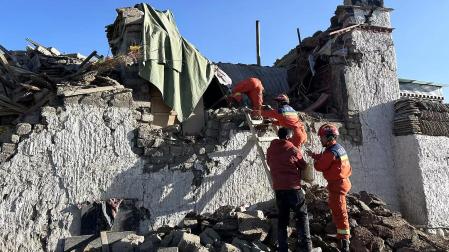 Equipos de rescate buscan entre los escombros de una vivienda derruida por el terremoto en el área de Changsuo /