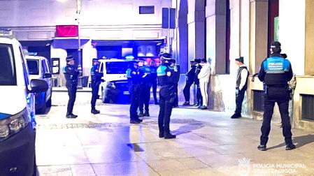 Un momento de la detención de los jóvenes por robo en el Casco Antiguo de Pamplona /