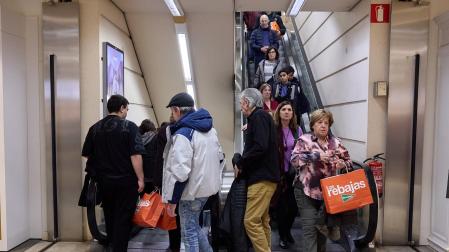 Fotos del inicio de la campaña de rebajas en Pamplona.