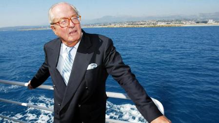 Imagen de septiembre de 2003 de Jean Maie Le Pen en un barco ante las costas de Niza /