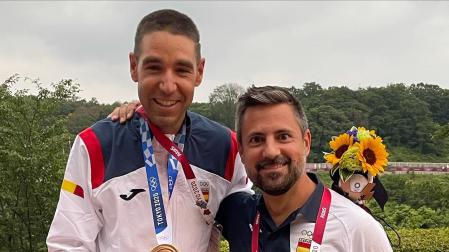 Mikel Zabala con el olímpico en MTB, David Valero.