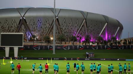 Los jugadores del Athletic Club se ejercitan con el estadio de Yeda al fondo /