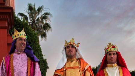 Pablo Hermoso de Mendoza, a la izquierda, junto a su hijo Guillermo, en el centro, y el diestro Francisco Martínez, a la derecha, durante la cabalgata