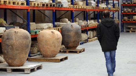 Tinajas romanas para vino encontradas en Arellano y Villafranca, en el almacén de Cordovilla.