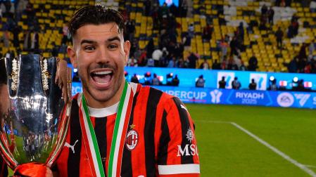 Theo Hernández junto al trofeo de la Supercoppa italiana
