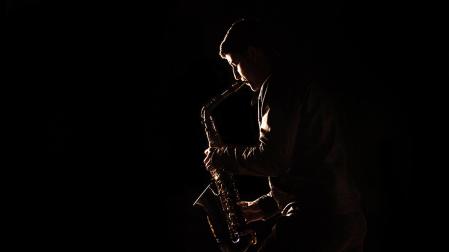 Una persona tocando el saxofón