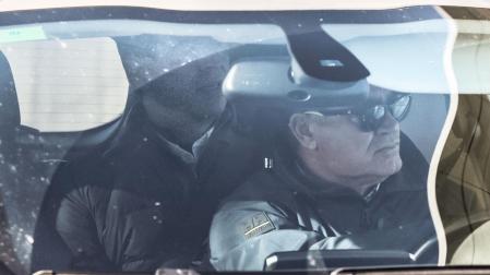El hermano de Pedro Sánchez, David Sánchez, director de Artes Escénicas de la Diputación de Badajoz a su salida en coche tras declarar en los juzgados en Badajoz