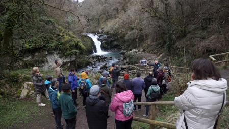 La jornada por el 30 aniversario del consorcio Plazaola comenzó con una visita guiada por la vía verde. En la foto, la cascada Ixkier