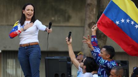 La líder antichavista María Corina Machado saluda a sus seguidores este jueves, en una manifestación en Caracas (Venezuela)