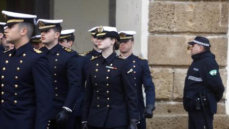 La Princesa Leonor, junto al resto de guardiamarinas del buque escuela 'Juan Sebastián Elcano', llegando al Ayuntamiento de Cádiz para una recepción oficial antes de zarpar este sábado