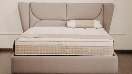 Una cama con cabecero