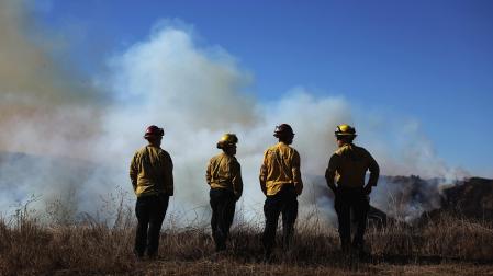 Cuatro bomberos observan desde una zona montañosa de Los Ángeles los estragos de las llamas /