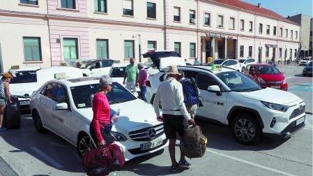 Un Mercedes y un Toyota en la cabecera de la parada de taxis en la estación de tren de Pamplona