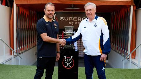 Flick y Ancelotti posan con el trofeo de la Supercopa de España
