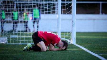 Pablo Aguinaga, capitán del Subiza, se lamenta tras una ocasión que pudo ser penalti