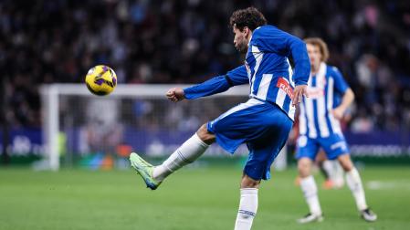 Cabrera uno de los jugadores que marcó gol durante el partido en Barcelona