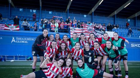 Las jugadoras del Athletic celebran la victoria en Barcelona