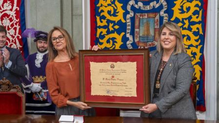 María Dueñas recibe la distinción de manos de la alcaldesa de Cartagena