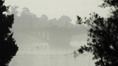 Una niebla cubre el Guadalquivir en Sevilla este pasado jueves 9 de enero /