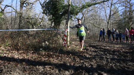 Kader Algham, ganador del cross, afrontando una de las curvas más embarradas del recorrido en Alsasua