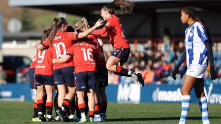 Las rojillas celebran el gol de Elena Valej /