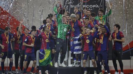 Los jugadores del Barcelona levantan el trofeo de ganadores de la Supercopa de España