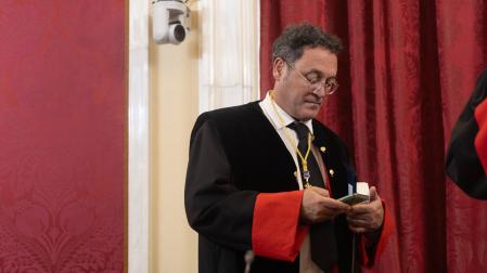 El fiscal general del Estado, Álvaro García Ortiz, consulta su móvil durante la toma de posesión de Escrivá como consejero nato del Consejo de Estado