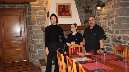 Al frente de Taberna Perutxena está Juan Mari Intxausti. Lo atiende junto con Alba Góngora y Analid Patiño (en medio)