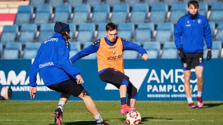 Bryan Zaragoza trata de driblar a Juan Cruz ante la mirada de Ante Budimir durante el entrenamiento de este lunes, 13 de enero, en Tajonar /