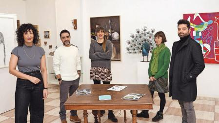 De izda. a dcha.: Sandra Nadal Vital, Jordi Larroch, Sara Rubio Isasi, Virginia Santos y Javi Villaroel Seoane, en la exposición de la galería arteA2 de Zizur Mayor