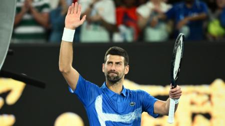 Djokovic saluda al público tras ganar a Nishesh Basavareddy.