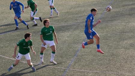 Xabi Goikoetxea, del Valle de Egüés, va de cabeza al balón ante Ander Meler y Alejandro Mendoza, del San Juan