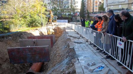 La alcaldesa de Zaragoza, Natalia Chueca, y el consejero de Medio Ambiente y Turismo, Manuel Blasco, durante una visita que han realizado a las obras de reforma del río Huerva