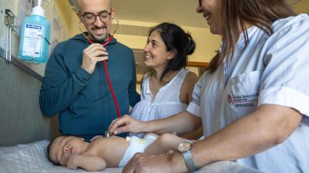 Santiago Vitas Lavín escucha el latido del corazón de su hijo Santiago Vitas Ciria junto a la madre de este, Marta Ciria Esteban, y la enfermera María Martín Fuentes, en una habitación del Hospital de Tudela